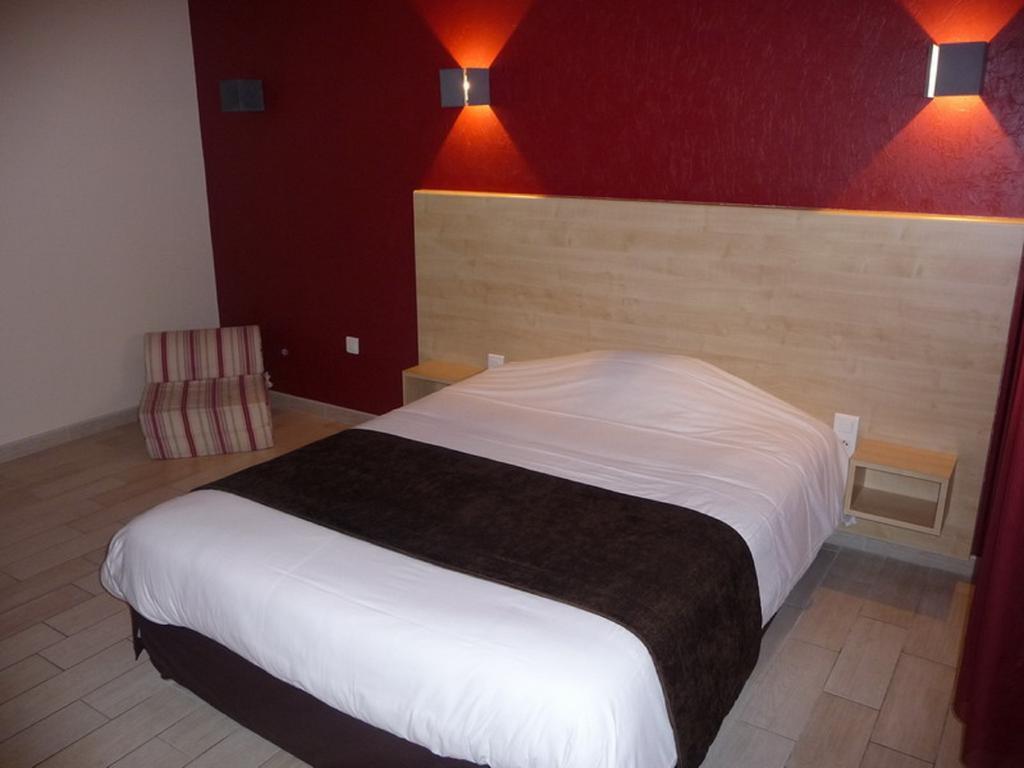 La Godiniere Hotel Cholet Room photo