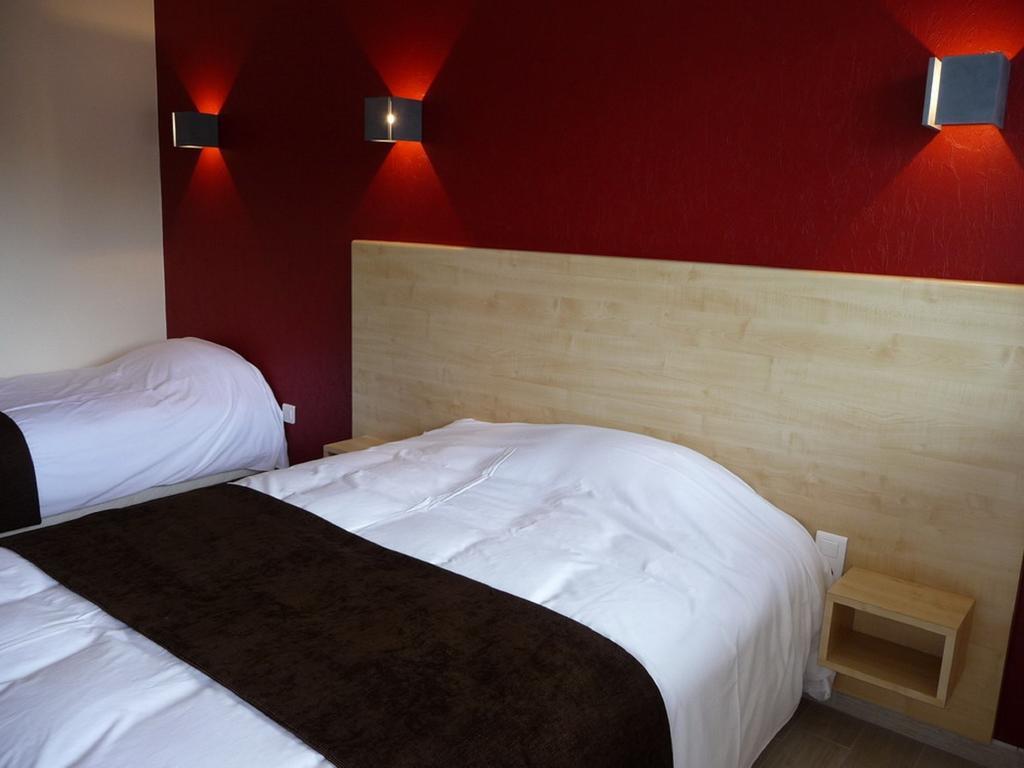 La Godiniere Hotel Cholet Room photo